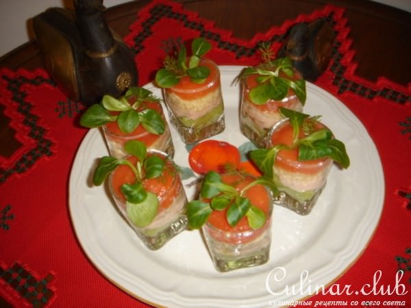 ВЕРРИНЫ С АВОКАДО, КРАСНОЙ РЫБОЙ И ТОМАТНЫМ МУССОМ