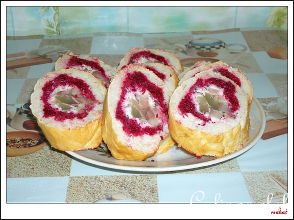 Багет фаршированный свеклой и сельдью