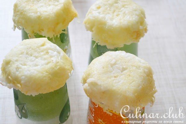 Рисовые корзинки с сыром, с ярким салатом.