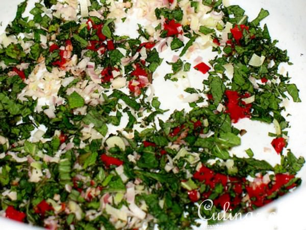 Рулетики из рисовой бумаги с салатом из курицы по тайски