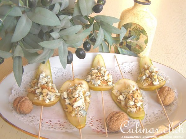Классическая закуска из сыра Дор Блю с орехами на грушевых лепестках.