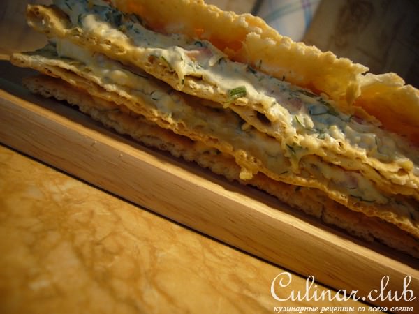 Закусочный пирог с творожным сыром, сметаной и зеленью.