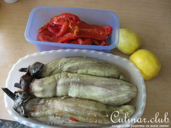 Печеные баклажаны с соусом из красных перцев