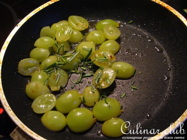 Моцарелла с виноградом и крутонами
