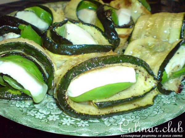 Рулетики из запечённых цуккини с сыром