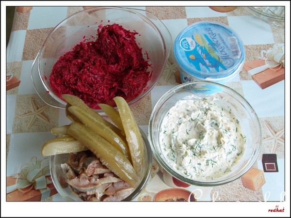 Багет фаршированный свеклой и сельдью