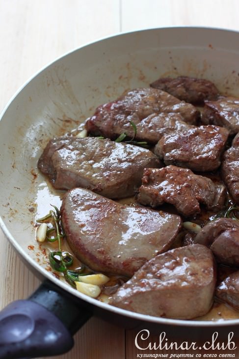 Говяжья печень с розмариновым маслом и желе из брусничного соуса