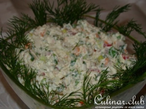 Крабовый салат с соусом из брынзы и йогурта