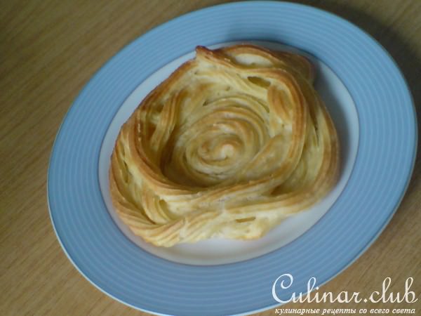 "Гнезда" из заварного теста со сливочным кремом,помидорками и оливками.