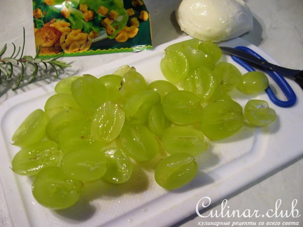 Моцарелла с виноградом и крутонами
