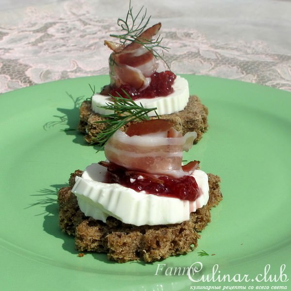 Канапе с мягким сыром, ветчиной и вишневым конфитюром