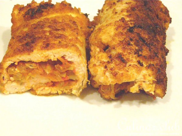 Рулеты из курицы в панировке с тушеной капустой.