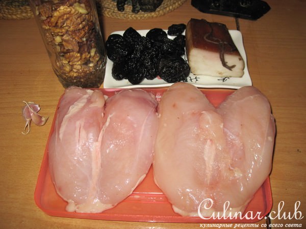 Куриный рулетик с черносливом и грецкими орехами