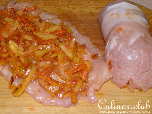 Рулеты из курицы в панировке с тушеной капустой.