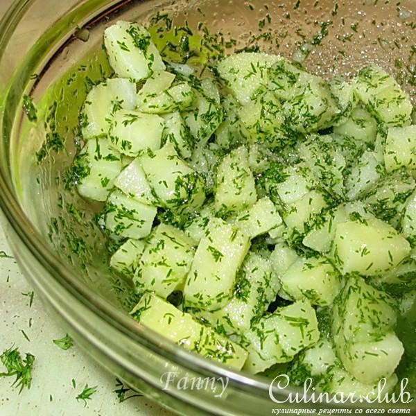Телячий отварной язык с пряным картофелем и маринованными огурчиками