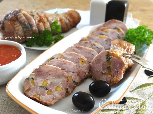 Холодная закуска из фаршированной голени индейки с тыквой и зеленью