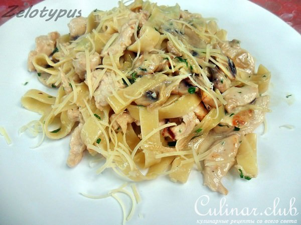 Паста с курицей и грибами в сливочном соусе