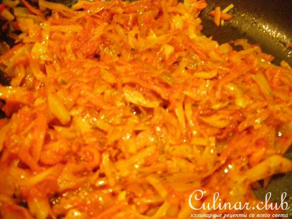 Рулеты из курицы в панировке с тушеной капустой.