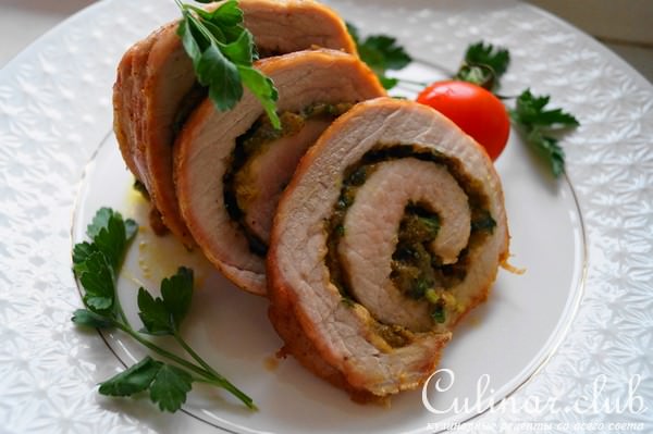 Рулет из свинины с сыром и фисташками