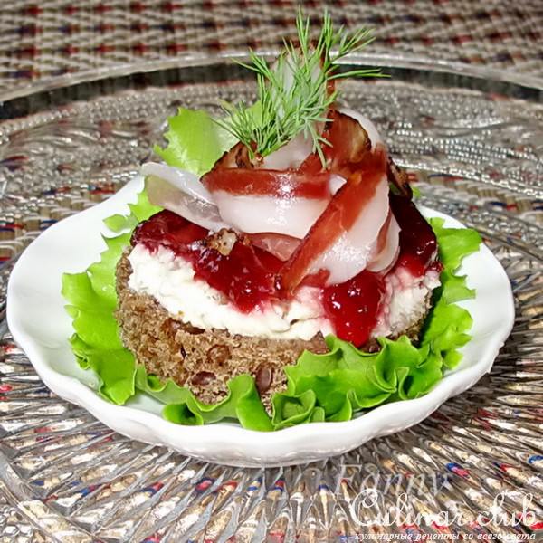 Канапе с мягким сыром, ветчиной и вишневым конфитюром
