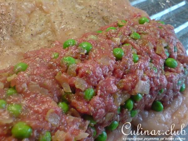 Рулет из куриной грудки,телячьего фарша и горошка