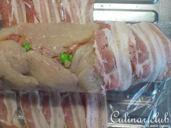 Рулет из куриной грудки,телячьего фарша и горошка