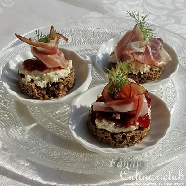 Канапе с мягким сыром, ветчиной и вишневым конфитюром