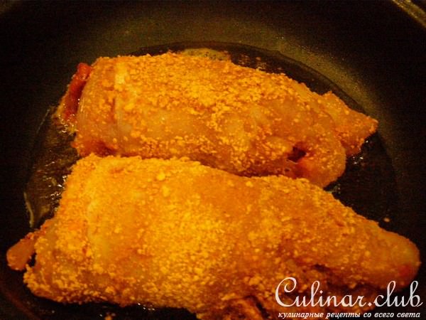 Рулеты из курицы в панировке с тушеной капустой.