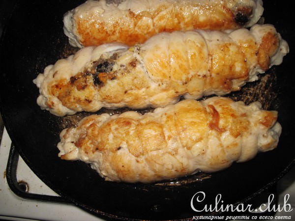Куриный рулетик с черносливом и грецкими орехами
