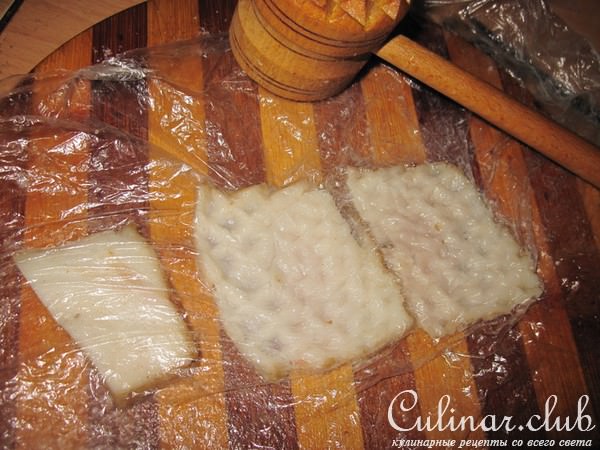 Куриный рулетик с черносливом и грецкими орехами