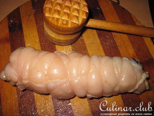 Куриный рулетик с черносливом и грецкими орехами