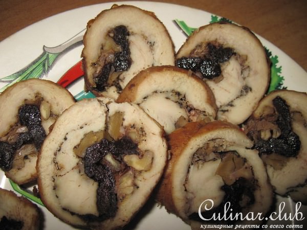 Куриный рулетик с черносливом и грецкими орехами