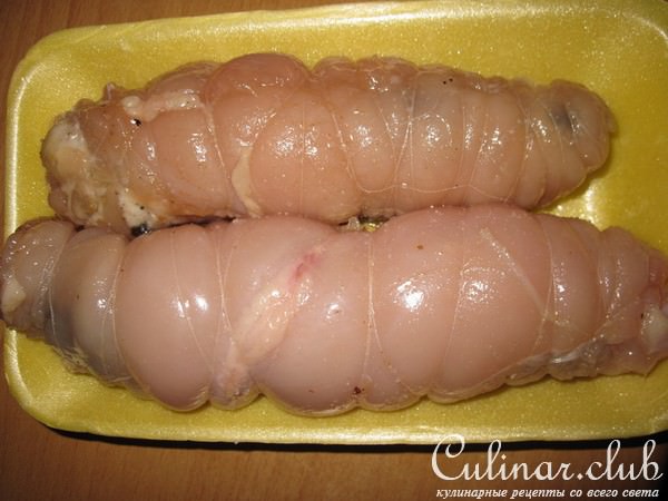 Куриный рулетик с черносливом и грецкими орехами