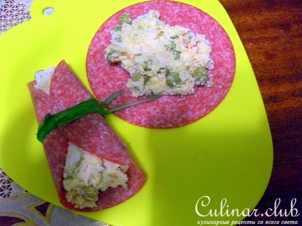 Закусочные рулеты из салями