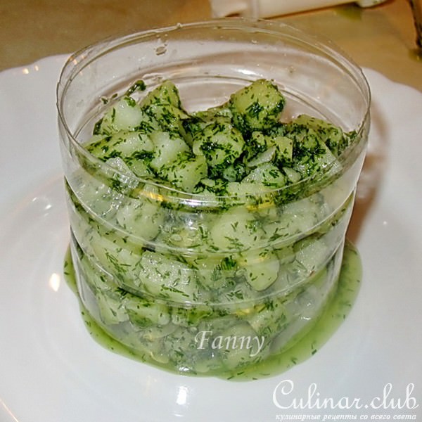 Телячий отварной язык с пряным картофелем и маринованными огурчиками