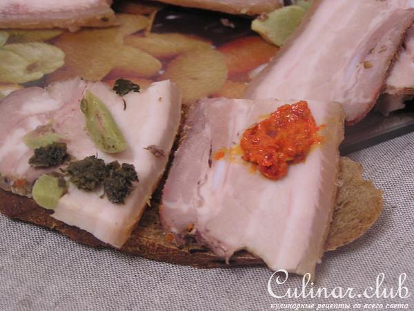 Грудинка пряная, запеченная в фольге.