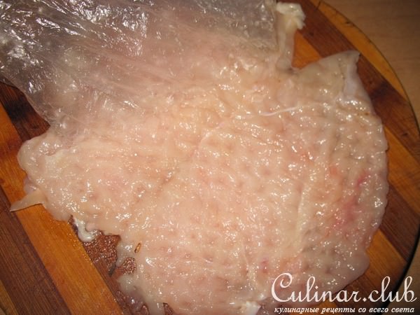 Куриный рулетик с черносливом и грецкими орехами