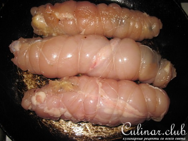 Куриный рулетик с черносливом и грецкими орехами