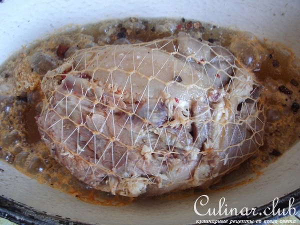 Рулька свиная фаршированная.