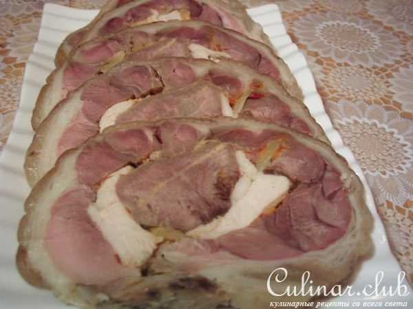 Рулька свиная фаршированная.