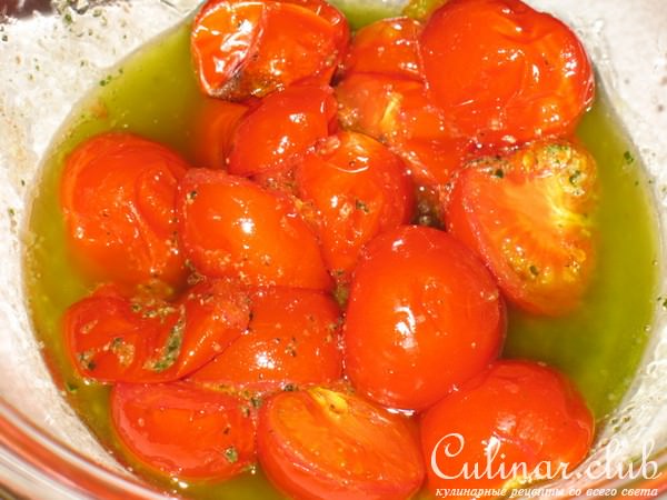 Салат-закуска из печеных перцев и помидорок.