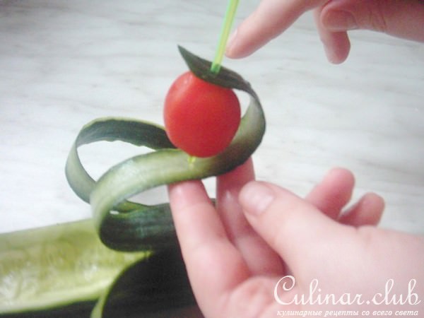 Лодочка из огурца.