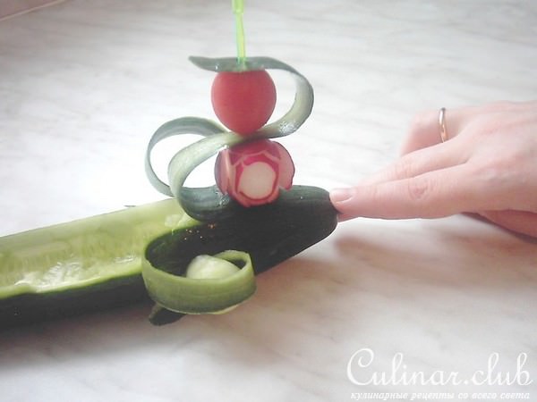 Лодочка из огурца.