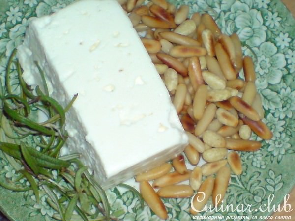 Рулетики из баклажанов с брынзой,кедровыми орешками и пастой из паприки