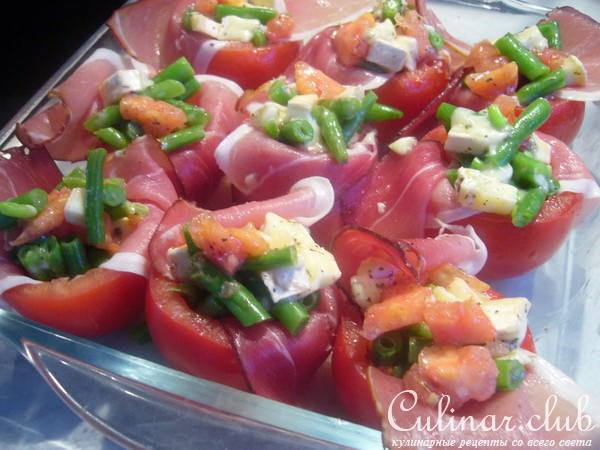 Фаршированные спаржевой фасолью и камамбером помидоры