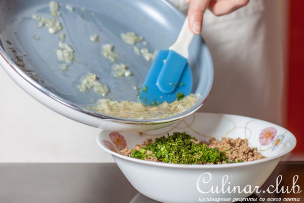 Рулет из капусты с грецкими орехами и черносливом