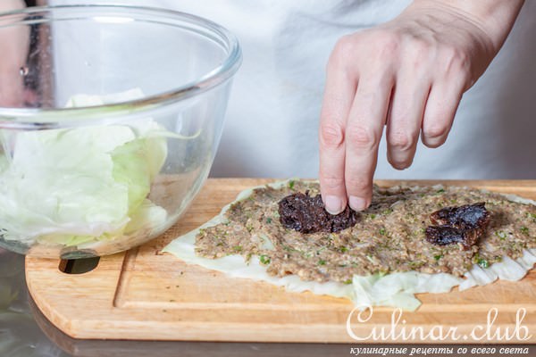 Рулет из капусты с грецкими орехами и черносливом