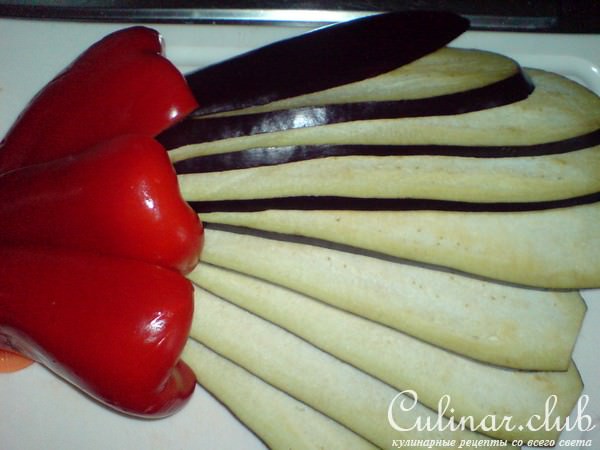 Рулетики из баклажанов с брынзой,кедровыми орешками и пастой из паприки