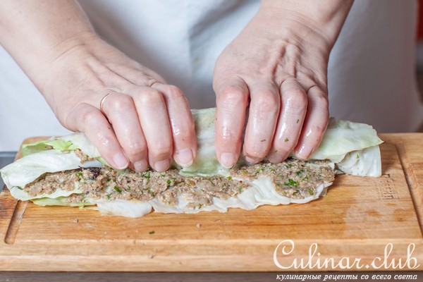 Рулет из капусты с грецкими орехами и черносливом