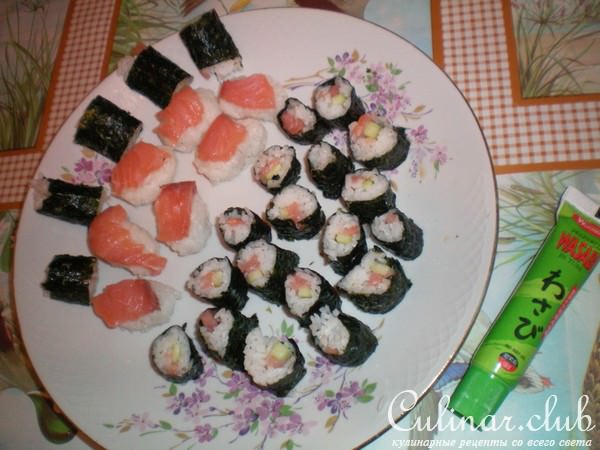 роллы и суши с форелью и огурцом